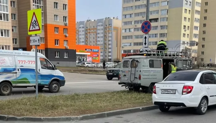 Запрет на парковку вдоль ул. Балтийской ввели в Барнауле после жалоб жителей