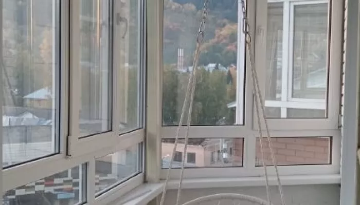 Евротрешку с шикарным видом с большого балкона продают за 17,4 млн в Горно-Алтайске