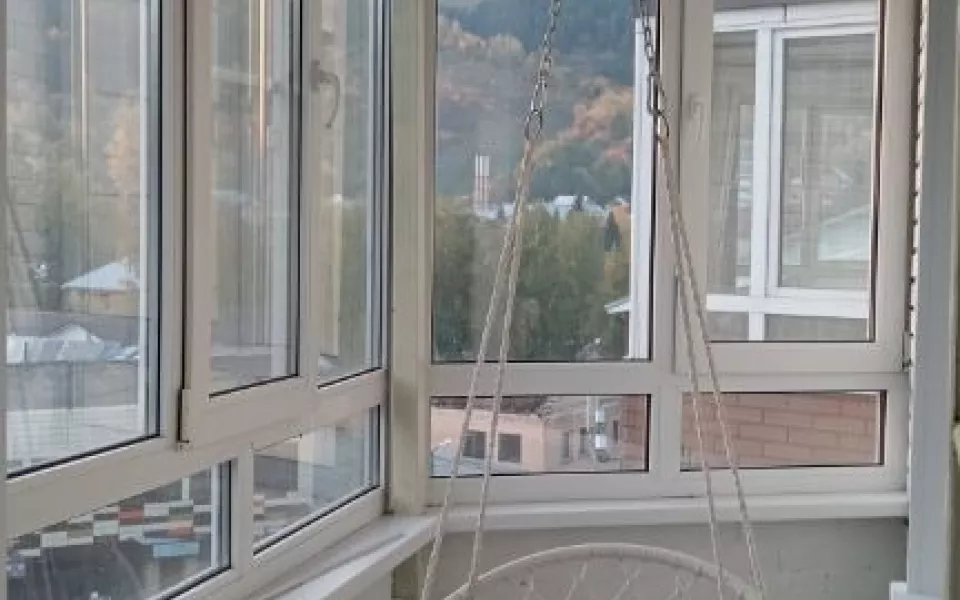 Евротрешку с шикарным видом с большого балкона продают за 17,4 млн в Горно-Алтайске