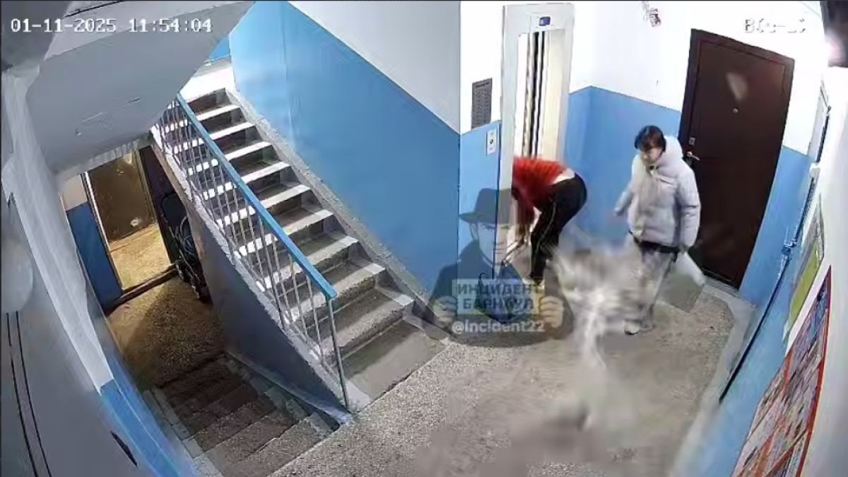 Женщина опрокинула ведро с водой