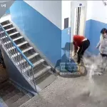 Жительница Барнаула пнула ведро уборщицы подъезда и возмутила соцсети