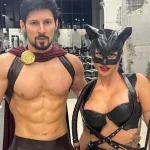 Павел Дуров нарядился в костюм гладиатора с обнаженным торсом