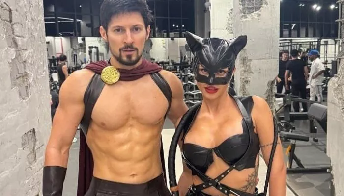 Павел Дуров нарядился в костюм гладиатора с обнаженным торсом