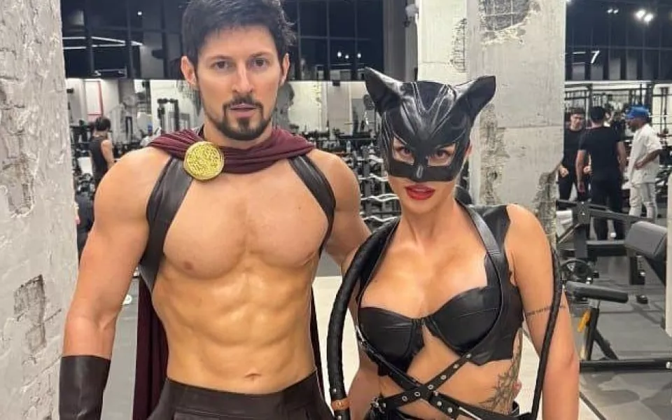 Павел Дуров нарядился в костюм гладиатора с обнаженным торсом