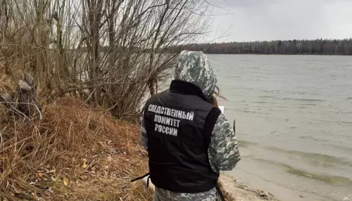 Лодка с четырьмя людьми перевернулась на Оби, один выжил