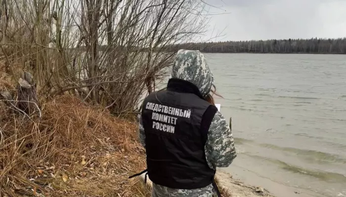 Лодка с четырьмя людьми перевернулась на Оби, один выжил