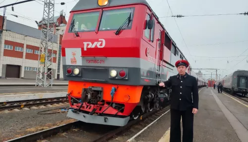 Путевой обходчик начала прошлого века встречал пассажиров на вокзале в Барнауле. Фото