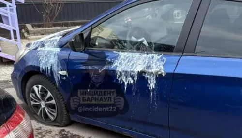 Проела краску до дыр: неизвестные облили три машины кислотой в барнаульском дворе