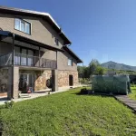 Трехэтажный коттедж с сауной и гаражом продают в Белокурихе за 30,5 млн рублей. Фото