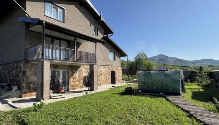 Трехэтажный коттедж с сауной и гаражом продают в Белокурихе за 30,5 млн рублей. Фото