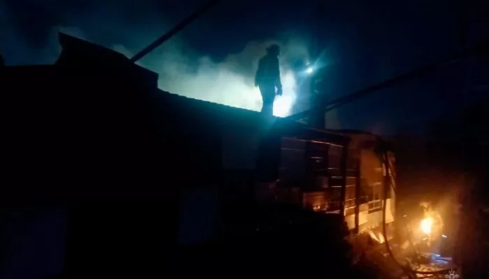 Пожар на площади в 100 квадратов произошел в частном секторе в Барнауле