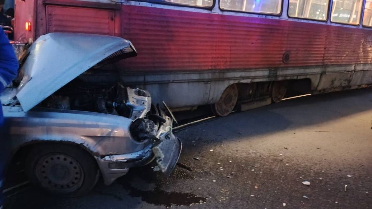 Столкновение авто и трамвая в Бийске