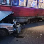 Пожилой мужчина пострадал при столкновении легковушки и трамвая в Бийске