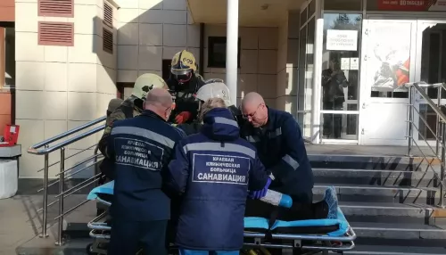 В Краевой клинической больнице в Барнауле прошли учения по эвакуации при пожаре. Фото