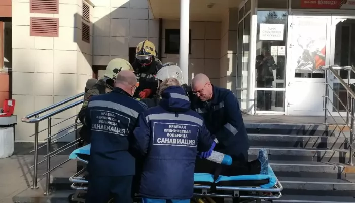 В Краевой клинической больнице в Барнауле прошли учения по эвакуации при пожаре. Фото