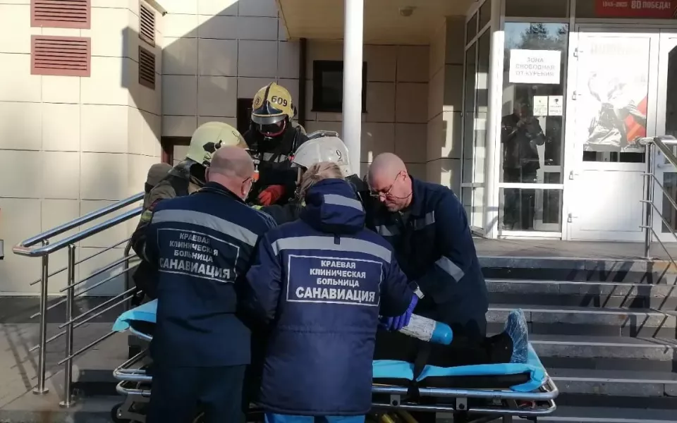 В Краевой клинической больнице в Барнауле прошли учения по эвакуации при пожаре. Фото