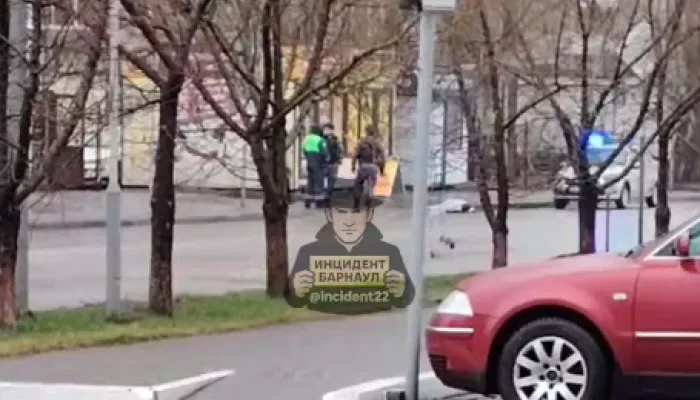 Внезапно стало плохо: человек умер на улице в центре Барнаула