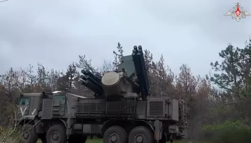 В Нижнем Новгороде закрыли аэропорт, в небе гремят взрывы