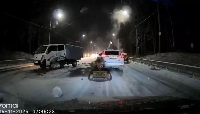 Жесткое ДТП произошло на шоссе Ленточный бор в Барнауле