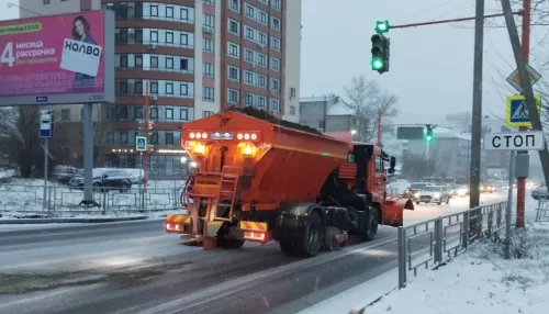 Барнаульские дорожники начали обработку улиц от гололеда