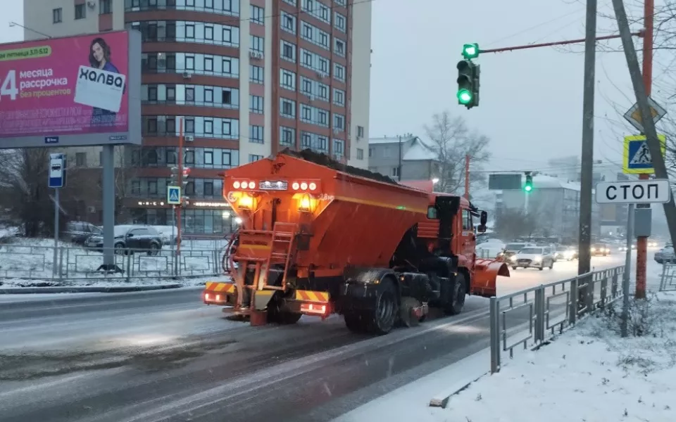 Барнаульские дорожники начали обработку улиц от гололеда