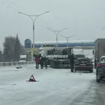 Фура и грузовик в снегопад перекрыли проезд в Алтайском крае