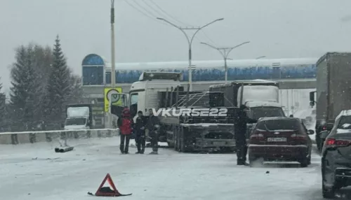 Фура и грузовик в снегопад перекрыли въезд в Бийск