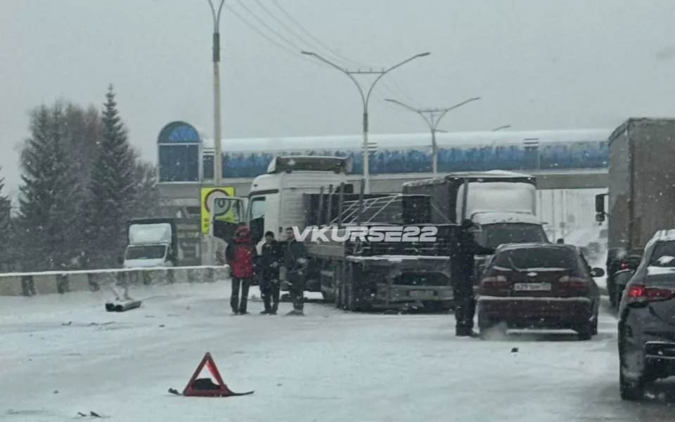 Фура и грузовик в снегопад перекрыли въезд в Бийск