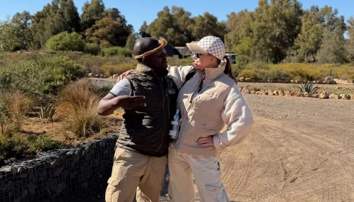 Ммм, моя любимая прическа!: Полина Диброва показала нового знакомого в Африке. Фото