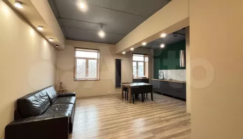 В Барнауле напротив кинотеатра Мир продают трехкомнатную квартиру с историей. Фото