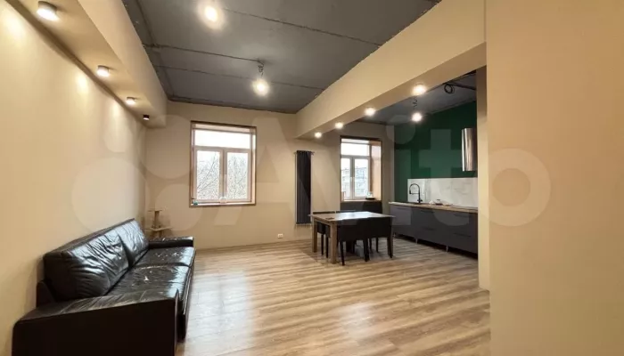 В Барнауле напротив кинотеатра Мир продают трехкомнатную квартиру с историей. Фото