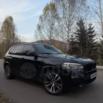 Синий BMW мощностью 450 лошадей с панорамным люком продают в Горно-Алтайске. Фото