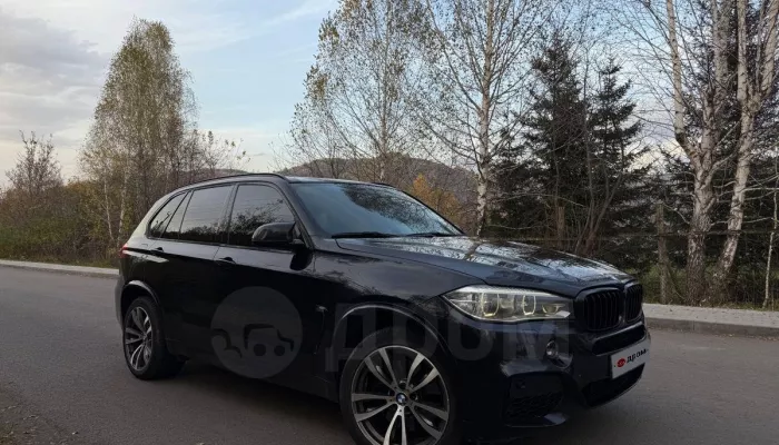 Синий BMW мощностью 450 лошадей с панорамным люком продают в Горно-Алтайске. Фото