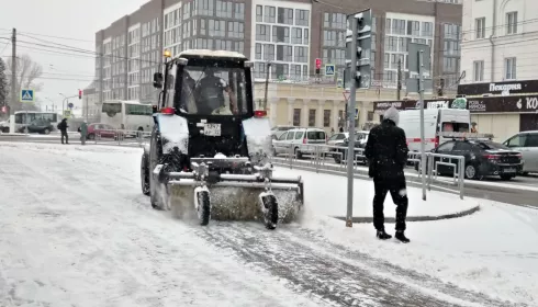 Почти 140 дорожников убирают последствия снегопада с дорог и тротуаров Барнаула