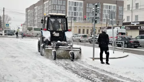 Почти 140 дорожников убирают последствия снегопада с дорог и тротуаров Барнаула