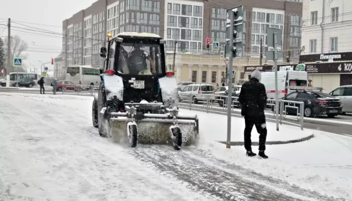 Почти 140 дорожников убирают последствия снегопада с дорог и тротуаров Барнаула