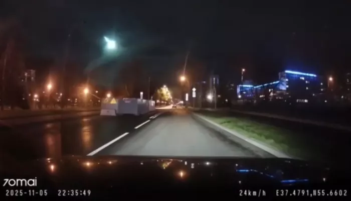 В небе над Москвой заметили яркий летящий метеор. Видео
