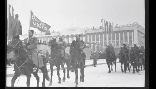 С конями, флагами и шествиями: как в Барнауле отмечали годовщины революции. Фотохроника