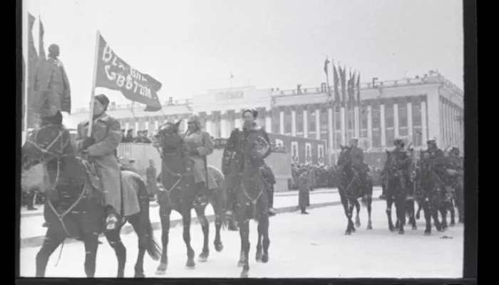 С конями, флагами и шествиями: как в Барнауле отмечали годовщины революции. Фотохроника
