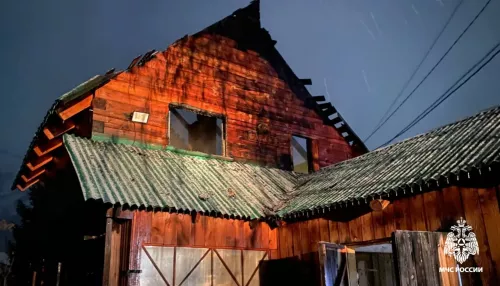 В селе Манжерок Республики Алтай огонь охватил жилой дом