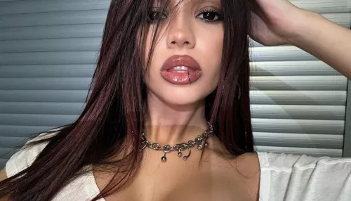 Хотела виниры и новую жизнь: подруга рассказала, как Валя Карнавал выглядела до славы