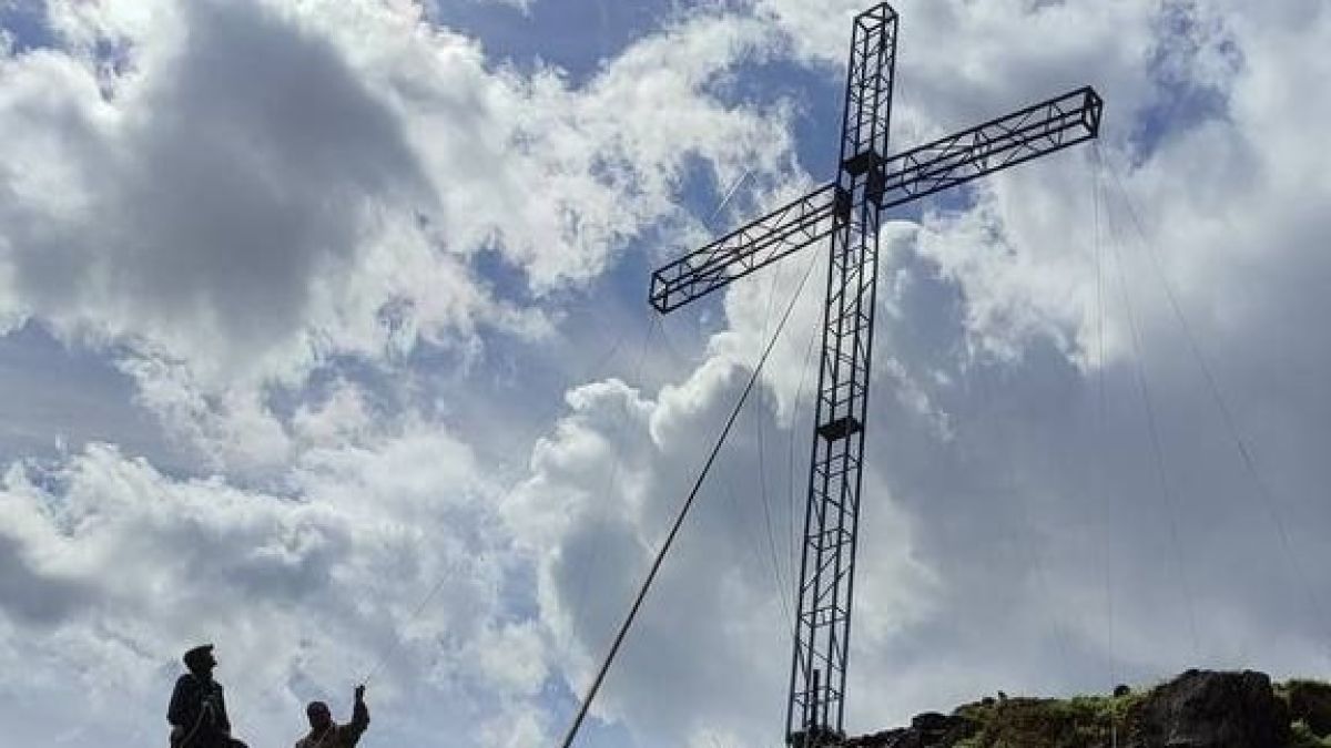 Крест на горе Соловковой в Камлаке