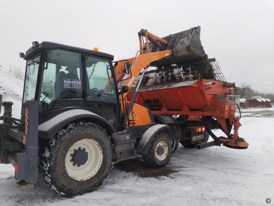 Улицы Барнаула очищают от снега