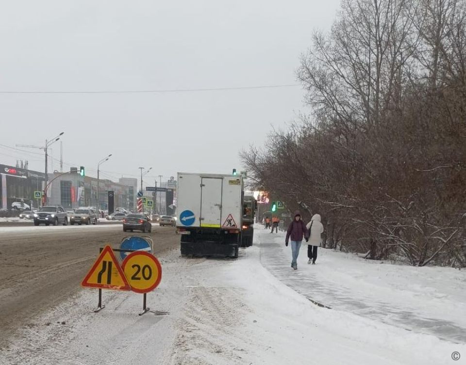 Улицы Барнаула очищают от снега