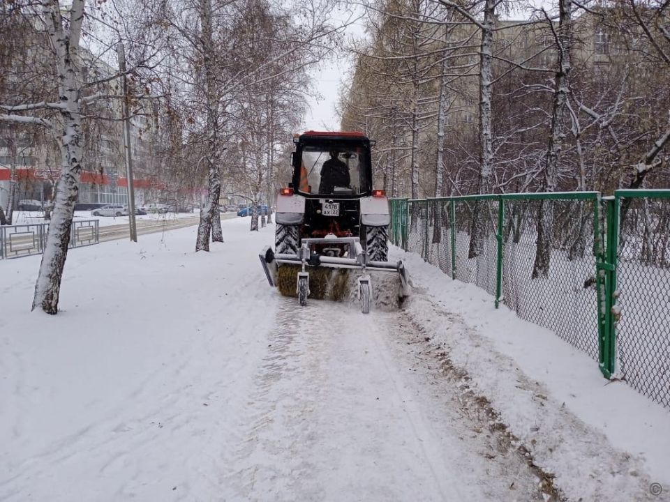 Улицы Барнаула очищают от снега