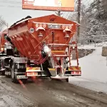 51 машина, тысячи тонн песка и соли: в Барнауле борются с последствиями снегопада