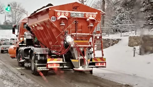 51 машина, тысячи тонн песка и соли: в Барнауле борются с последствиями снегопада
