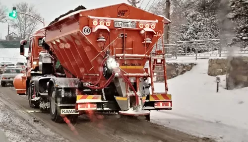 51 машина, тысячи тонн песка и соли: в Барнауле борются с последствиями снегопада