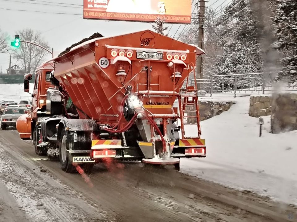 Улицы Барнаула очищают от снега