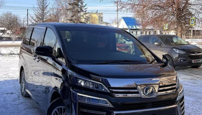 Семейную Toyota с двумя люками и монитором продают за 4 млн в Горно-Алтайске. Фото